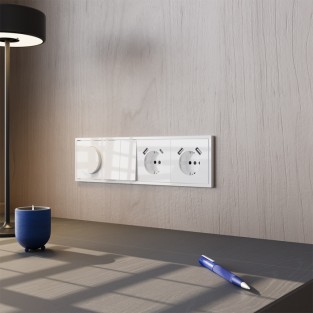 Розетка встраиваемая VOLTUM S70 с заземлением и защитными шторками, 16А, с USB, A+С, (белый глянцевый)